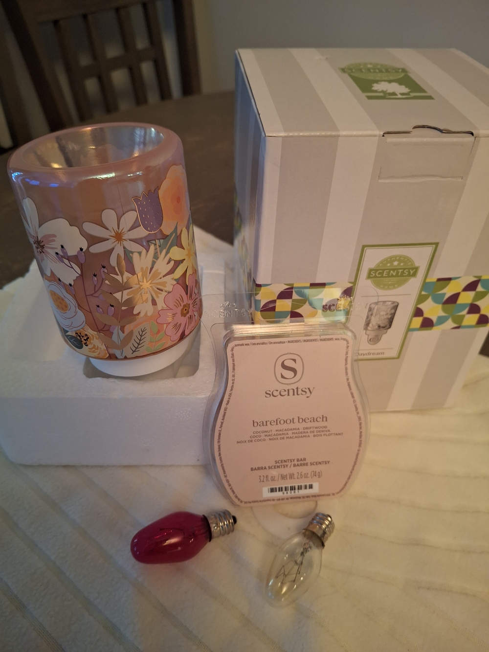 Scentsy Daydream Floral Mini Warmer. Plus Barefoot Beach Wax Bar/Pink Light. New